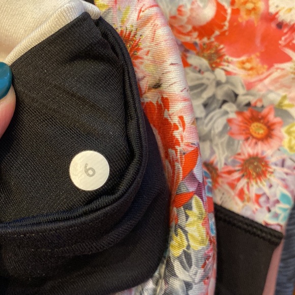 Short lululemon workout shorts - Picture 5 of 5